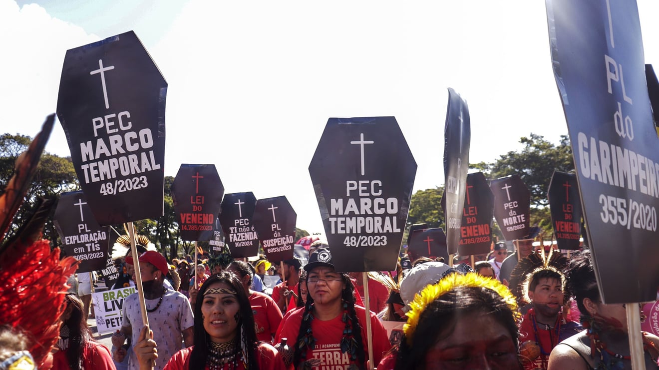 Indígenas protestando contra a PEC do marco temporal no ATL