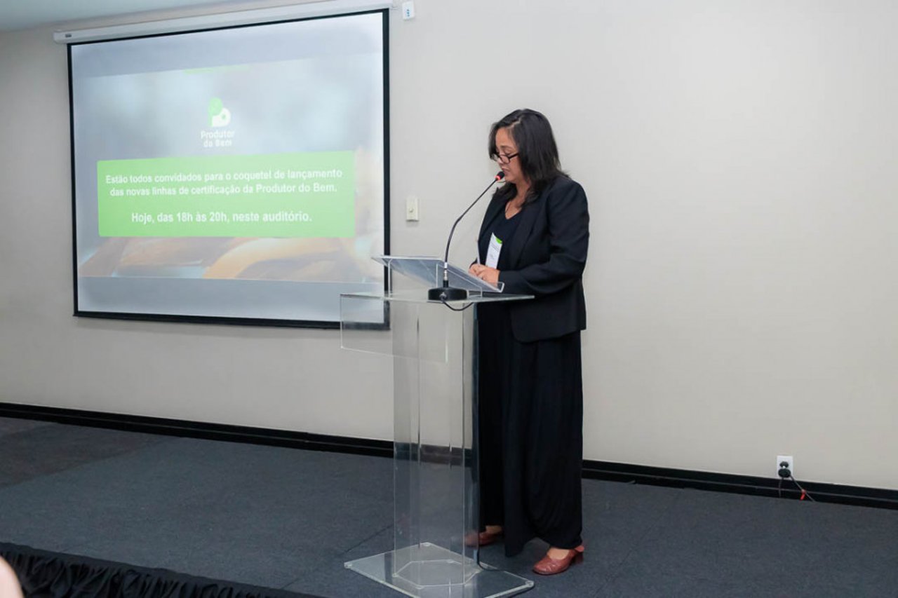 Lisa Gunn, Diretora Executiva da Proteção Animal Mundial, está de preto, em um palanque, abrindo o Simpósio do Produtor do Bem.