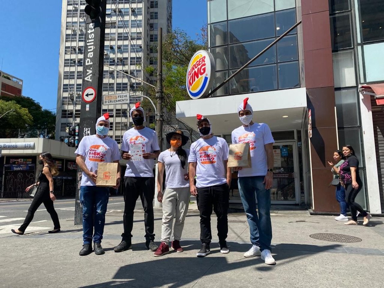 Promotor de evento durante ação offline segura uma moldura do Instragam em frente ao Burger King Brasil