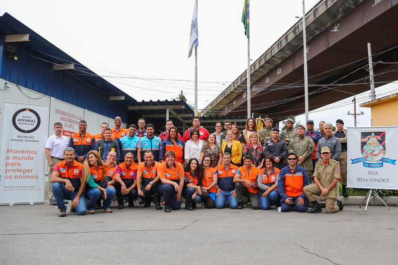 Equipe da Proteção Animal Mundial posa junto com participantes do curso para Defesa Civil do RJ