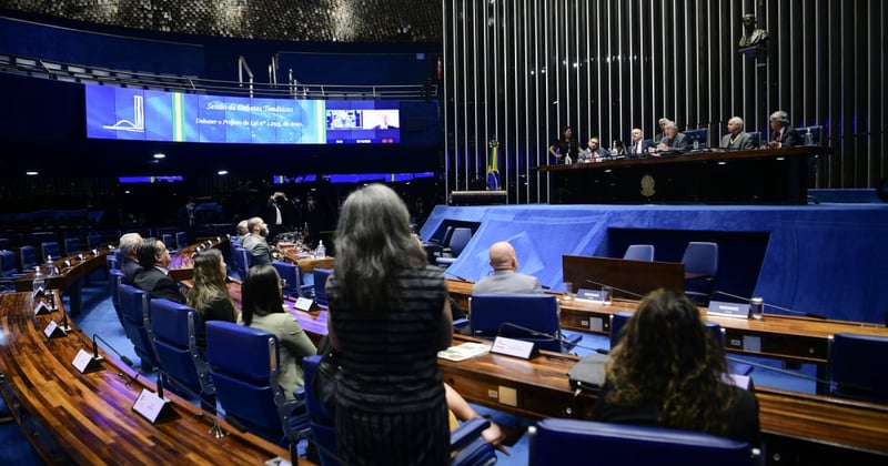 Imagem do debate temático, no Senado, onde há os representantes sentados em cadeiras