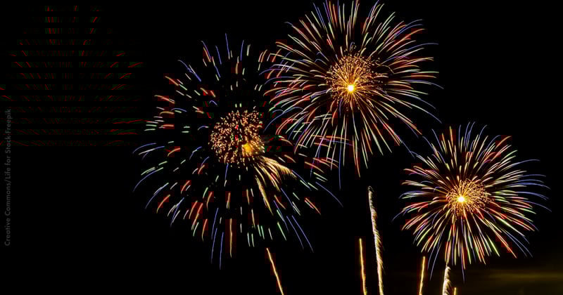 céu preto com fogos de artifício