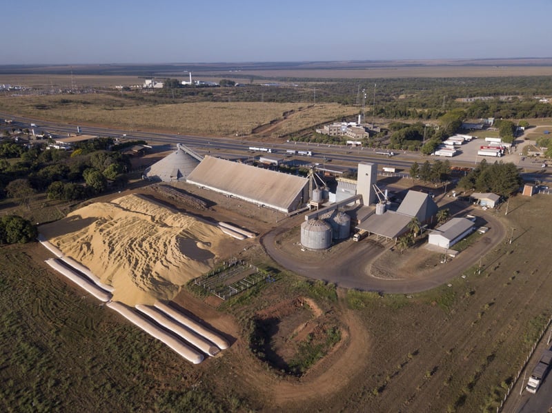 Tangará da Serra, Mato Grosso, Brasil - Vista aérea de montanha de milho, silos e armazém em Nova Mutum