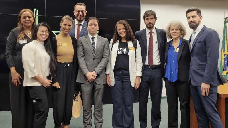 Ativistas e membros de organizações reunidos no lançamento da Frente Parlamentar em Defesa dos Animais