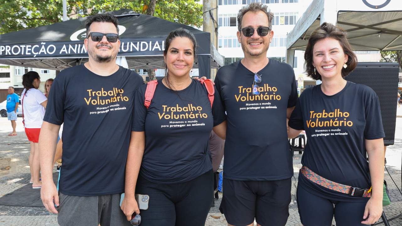 Grupo de colaboradores da Proteção Animal Mundial posam para foto ao lado de uma voluntária durante ação de rua no Rio de Janeiro