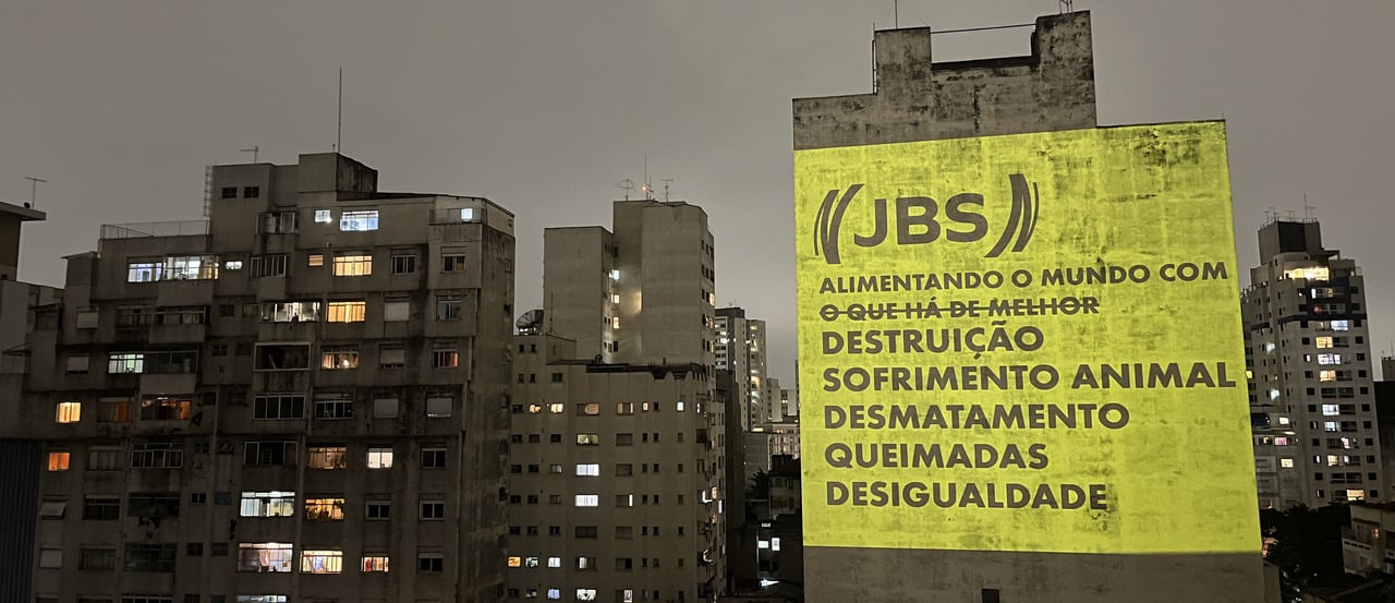 Projeção com frase de protesto contra JBS