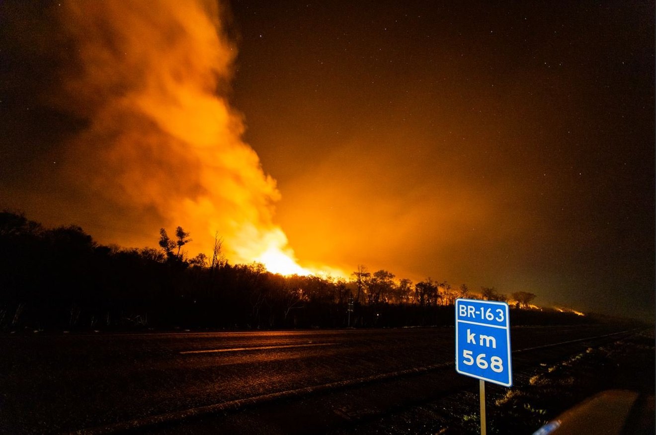 mudança climática: imagem de um trecho da rodovia BR-163 na Amazônia em chamas