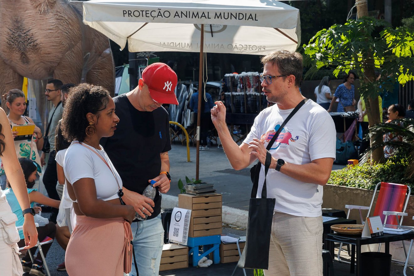 Imagem de um representante da Proteção Animal Mundial conversando com as pessoas na Avenida Paulista