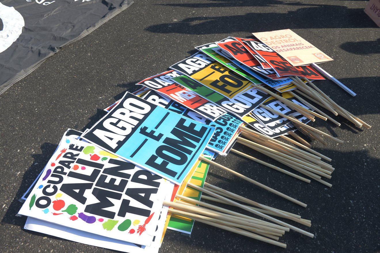 placas com palavras de ordem