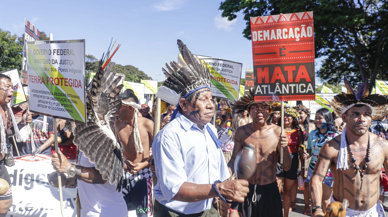 Indígenas em manifestação com placa com os dizeres "demarcação é mata atlântica"