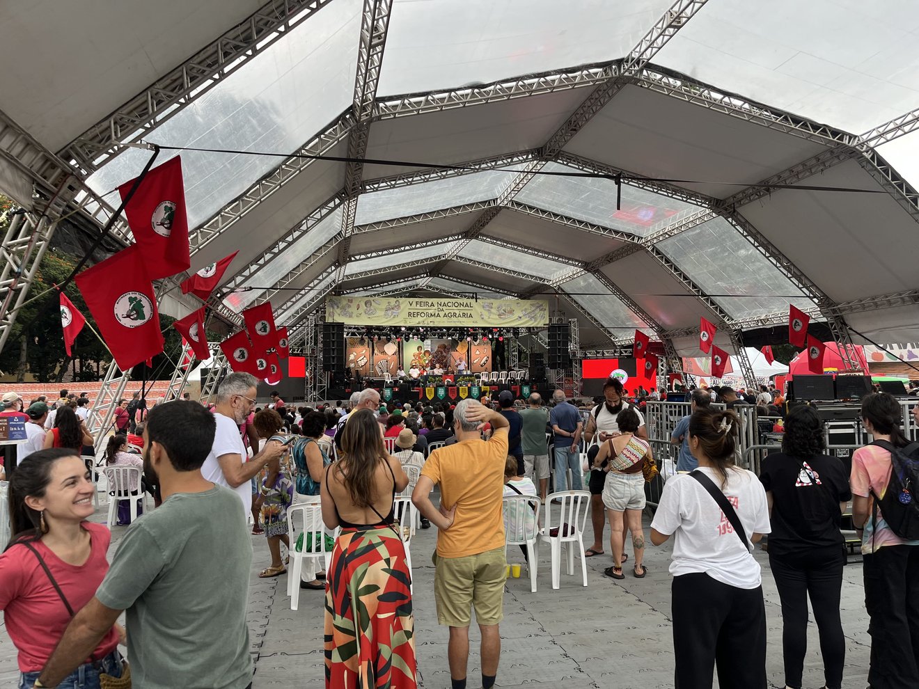 Feira Nacional da Reforma Agrária - palco com público e bandeiras mst