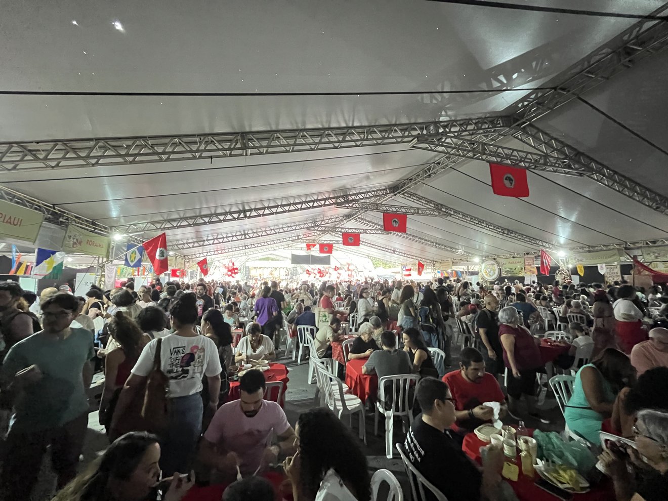 Feira Nacional da Reforma Agrária - público na praça de alimentação da feira