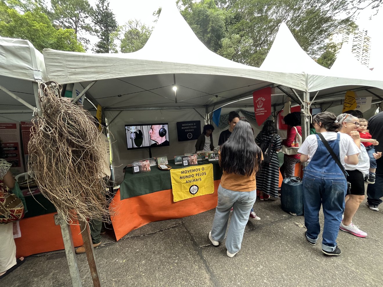 Feira Nacional da Reforma Agrária - visão ampla do Ponto Animal com público