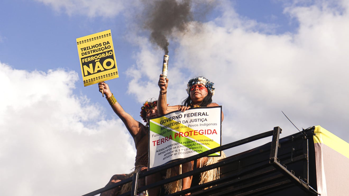 Indígenas protestando contra a implementação da EF-170, conhecida como ferrogrão