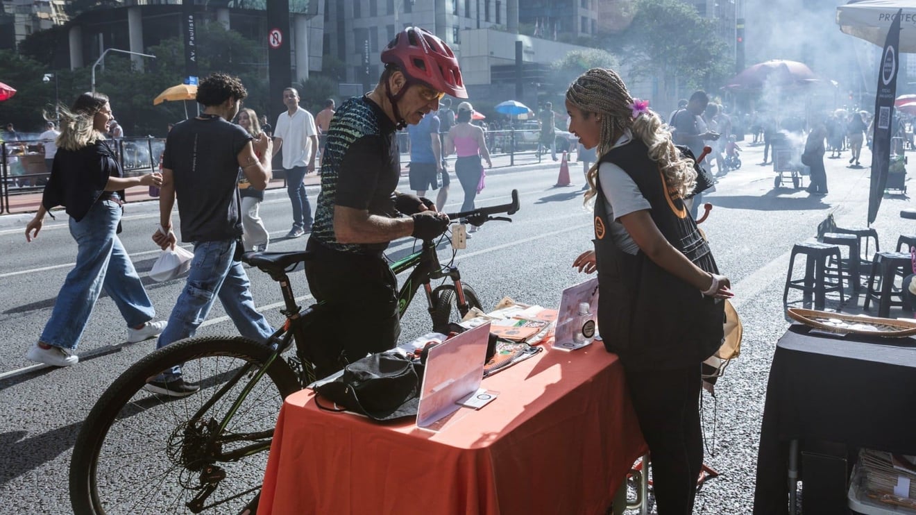 Ciclista conversando com equipe da Proteção Animal Mundial