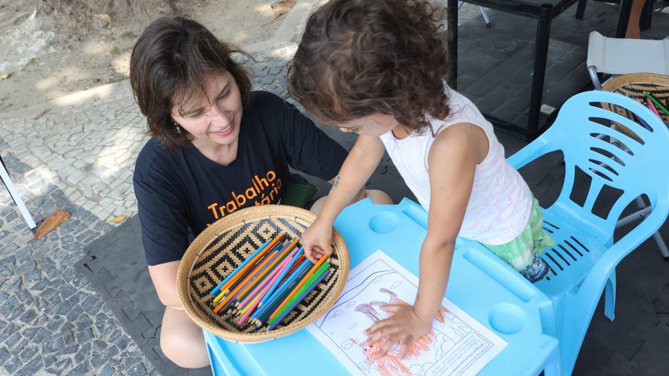 Voluntária atuando no Espaço Kids do Ponto Animal em Copacabana - Foto Reginaldo Teixeira