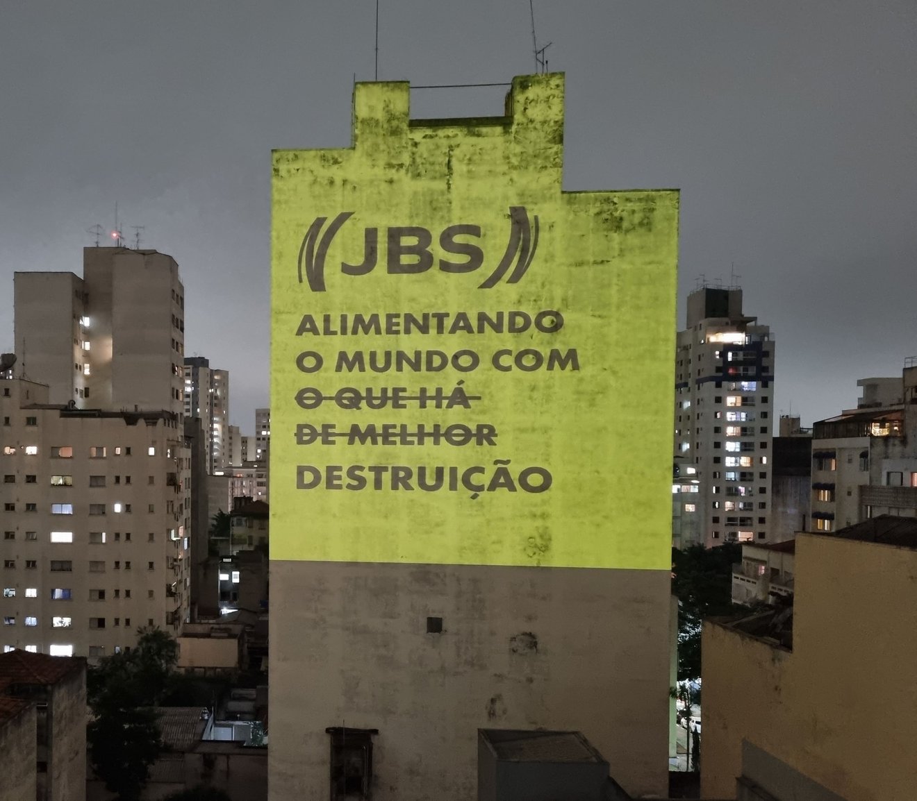 Projeção com a frase "JBS - Alimentando o mundo com destruição"