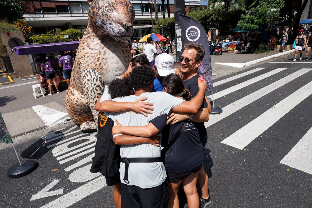 pessoas se abraçando na rua