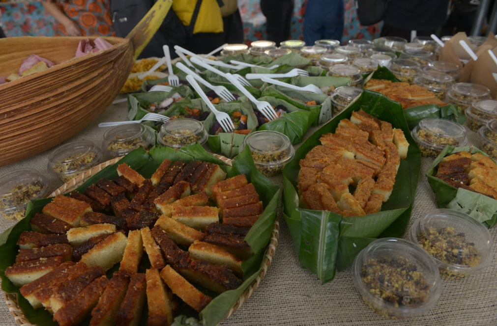 comidas tipicas em potes feito de folhas