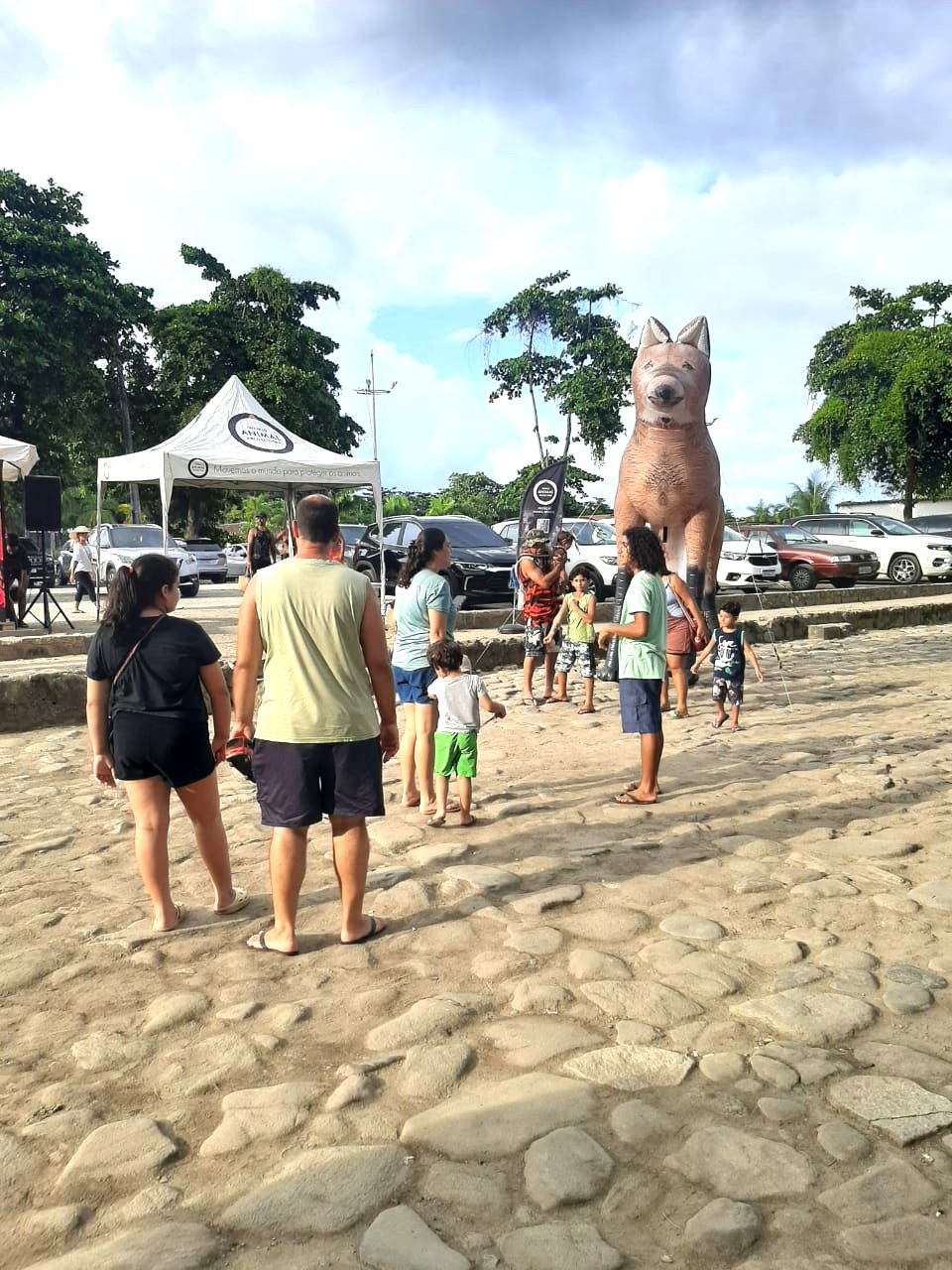 Ponto Animal Paraty - pessoas tirando foto com lobo-guará