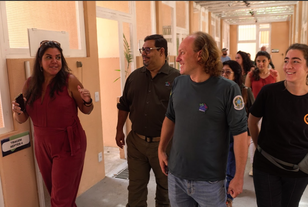 pessoas andando e conversando em um corredor