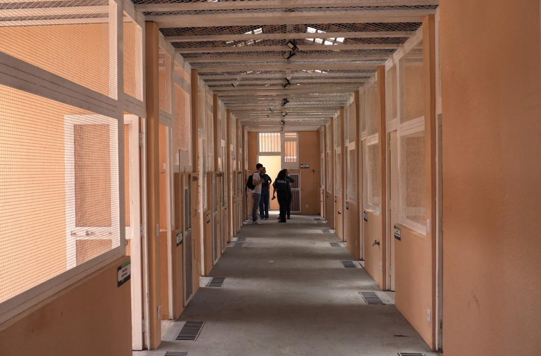 um corredor cumprido com pessoas ao fundo