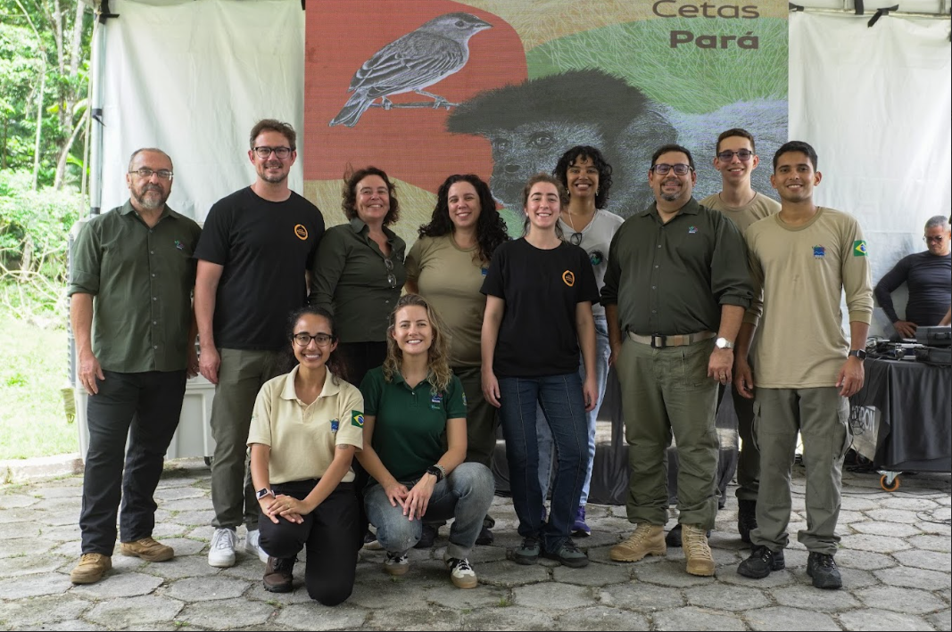 grupo de onze pessoas posando pra foto