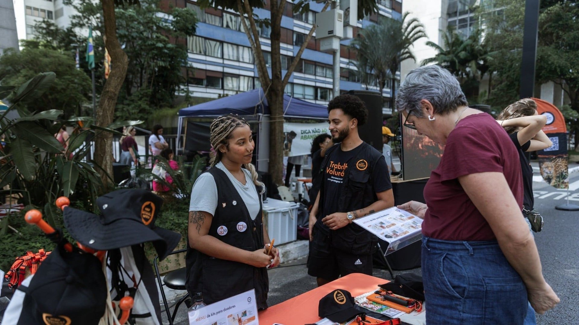 Equipe conversando com apoiadores