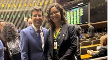 Marcelo Queiroz, deputado federal autor do Projeto de Lei 2950, ao lado de Natália Figueiredo, Gerente de Políticas Públicas da Proteção Animal Mundial.