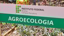 transição justa: imagem de uma placa escrito agroecologia na entrada de uma área ecológica