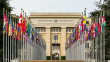 Imagem da frente do prédio da ONU com bandeiras de cada lado