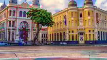 Imagem contém prédios históricos no Marco Zero em Recife, Pernambuco