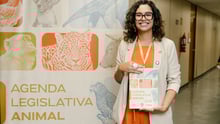 foto da Natália Figueiredo, gerente de políticas públicas, segurando a agenda