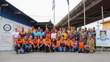 Equipe da Proteção Animal Mundial posa junto com participantes do curso para Defesa Civil do RJ