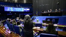 Imagem do debate temático, no Senado, onde há os representantes sentados em cadeiras