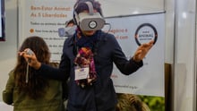 Estudante usa óculos de realidade virtual durante a Avistar 2019