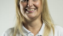Rosangela Ribeiro, gerente de programas veterinários, sorrindo