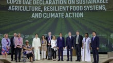 Palestrantes posam para uma foto de grupo no Evento de Líderes na COP28