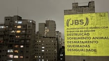 Projeção com frase de protesto contra JBS