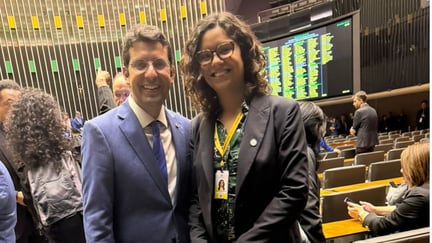 Marcelo Queiroz, deputado federal autor do Projeto de Lei 2950, ao lado de Natália Figueiredo, Gerente de Políticas Públicas da Proteção Animal Mundial.