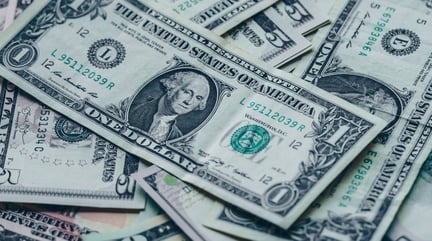Imagem de várias cédulas de dólar