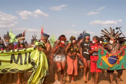 imagem de indígenas protestando em Brasília