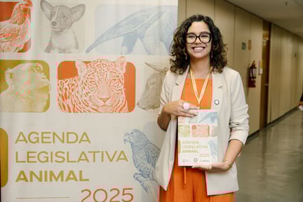 foto da Natália Figueiredo, gerente de políticas públicas, segurando a agenda