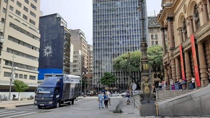 Caminhão da ação Vilões do Clima em frente ao Theatro Municipal de São Paulo
