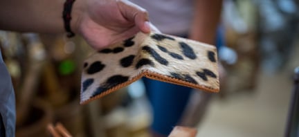 Productos hechos con partes de jaguar vendidos en el Mercado El Campesino