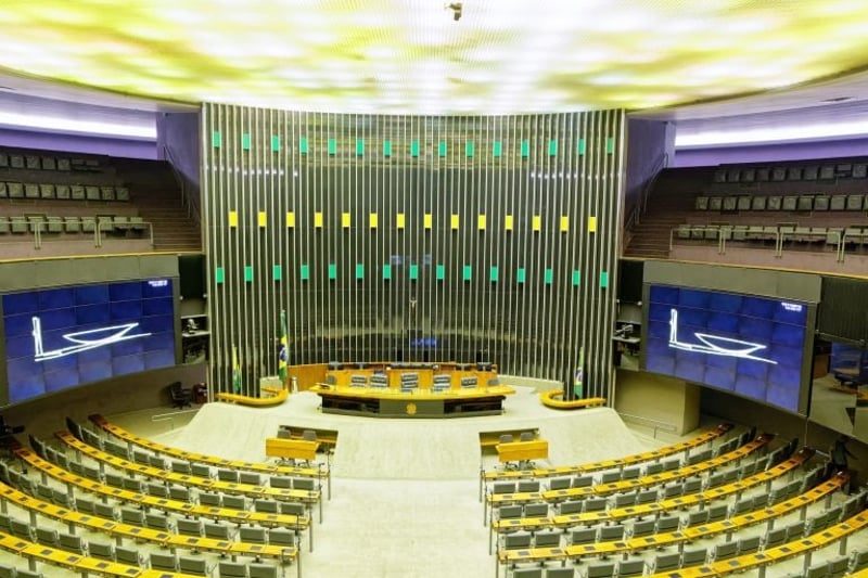 uma foto ampla da câmara dos deputados vazia.