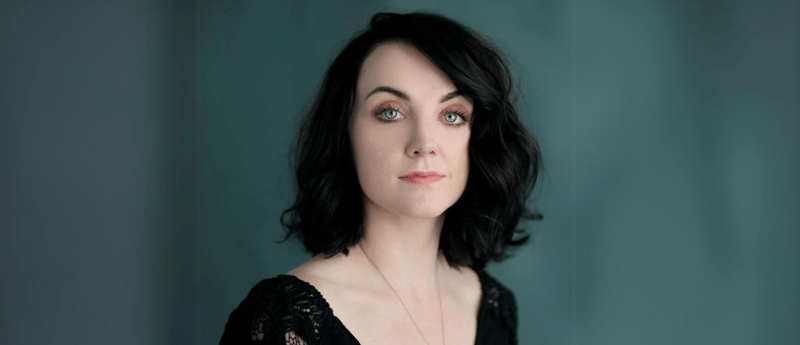 Evanna Lynch está olhando pra frente, com o cabelo nos ombros e a franja de lado.