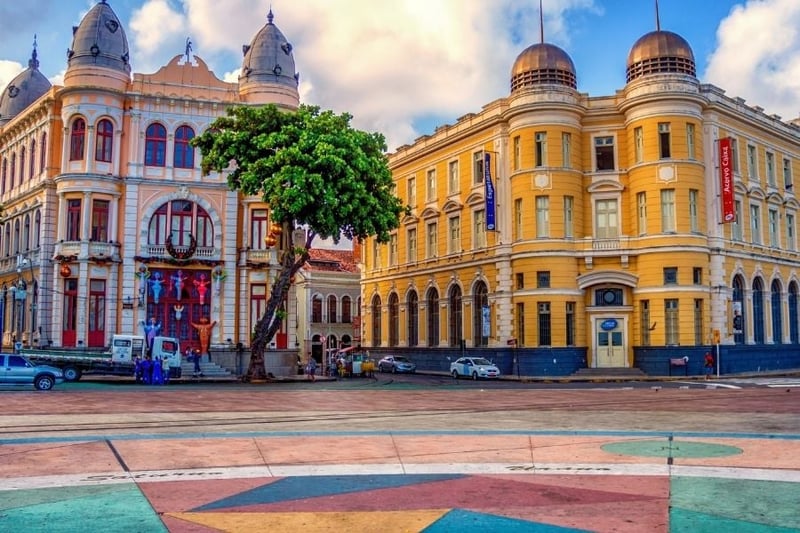 Imagem contém prédios históricos no Marco Zero em Recife, Pernambuco