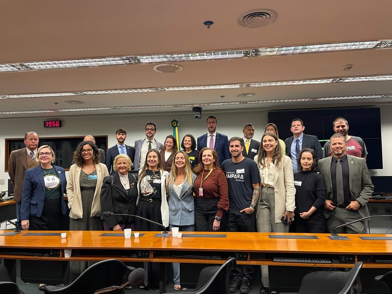 Membros do Grupo de Trabalho Animal durante reunião na Câmara dos Deputados.