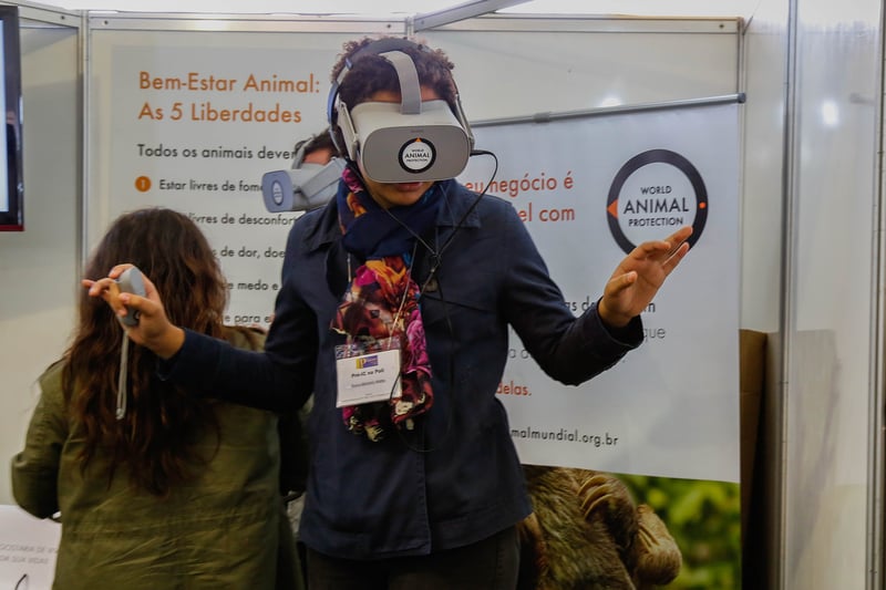 Estudante usa óculos de realidade virtual durante a Avistar 2019